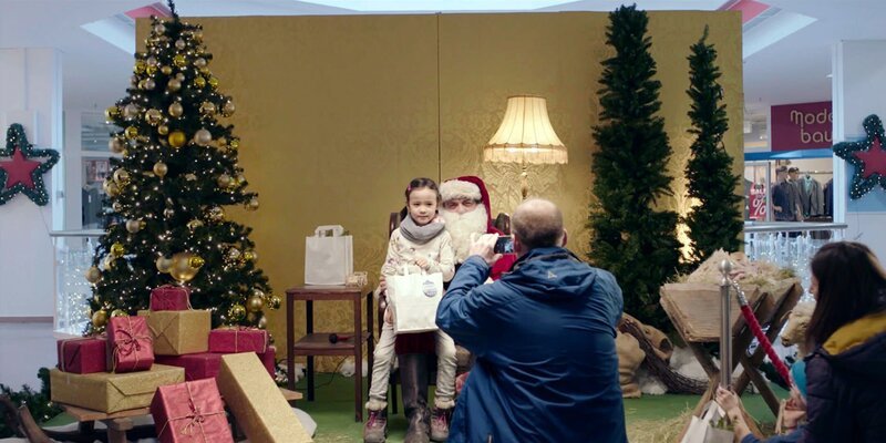 Schon seit vielen Jahren spielt Klaus (Matthias Brenner) in der Adventszeit in einem Einkaufszentrum den Weihnachtsmann. – Bild: MDR/​Christian Trieloff