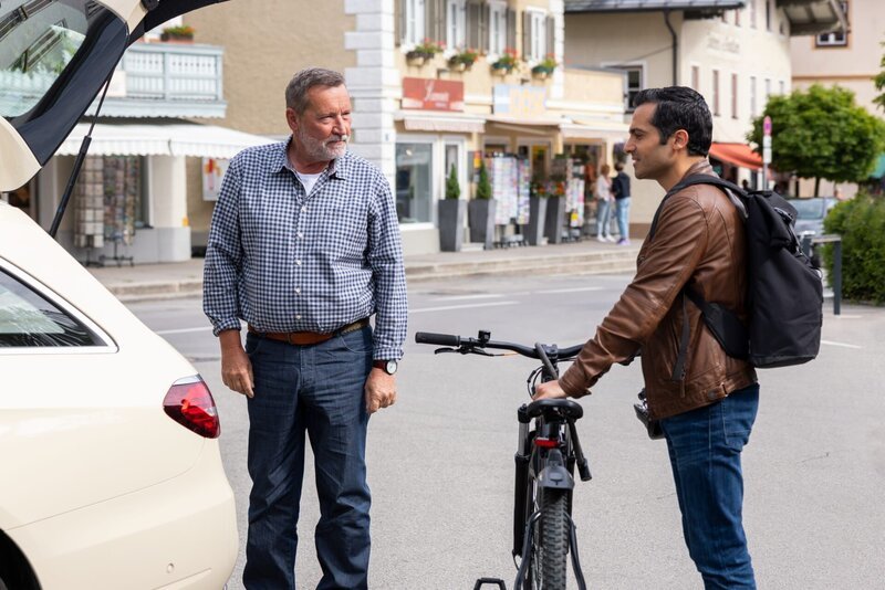 Taxifahrer Hubert Brugger ist wenig begeistert, auch das Fahrrad von Kommissar Kaya mitzunehmen. – Bild: Linda Gschwentner /​ ZDF