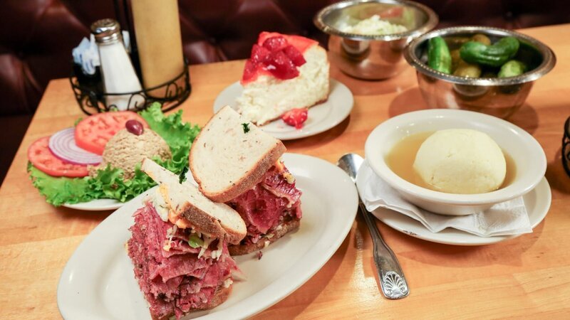 Ein Mittagsmenu bei „Sarge’s Deli“ in Manhattan, das jeden Feinkostliebhaber verführen wird. – Bild: ORF/​Warner/​The Travel Channel