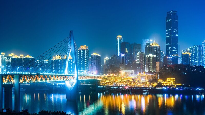 Chongqing bei Nacht. – Bild: DuKai potographer/​Getty Images