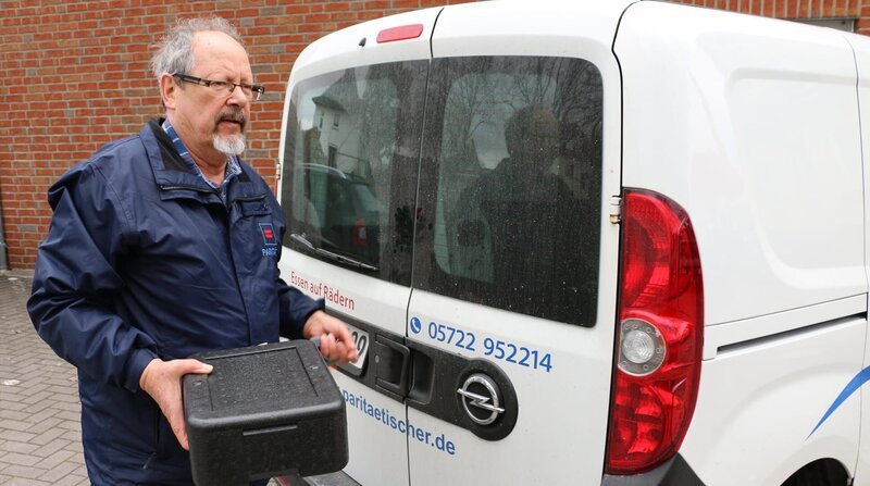 Von Tür zu Tür – Erich Knoch bringt Essen auf Rädern. – Bild: BR/​NDR/​Michael Nieberg