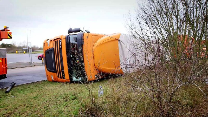 LKW-Bergung extrem – generic – Bild: Crackit Productions Lizenzbild frei