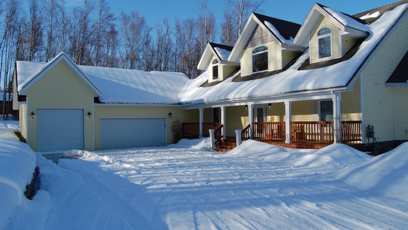 The southern stylings of the Knik Arm house pays tribute to front porch living even as far north as Alaska. 20 miles northeast of Anchorage, this home offers over 5000 sq ft on 2.5 acres of land, as seen on Living Alaska. – Bild: Scripps Networks, LLC