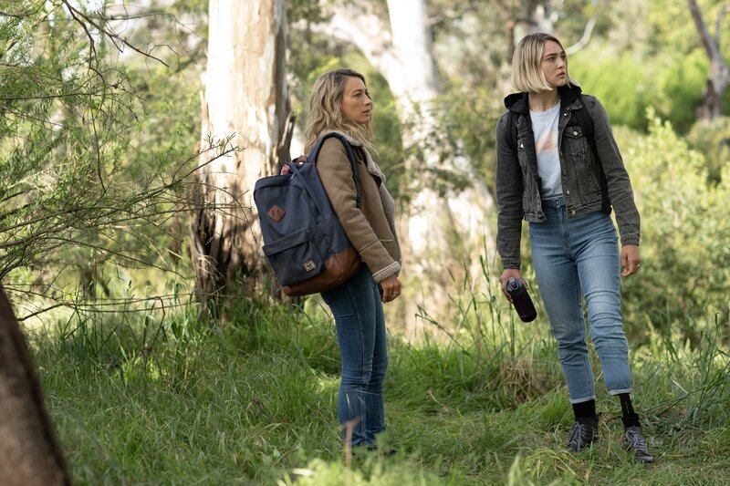 Pictured: Natalie Zea as Eve, Zyra Gorecki as Izzy. – Bild: Sarah Enticknap/​NBC