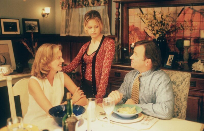 Buffy ist skeptisch, was Ted, den neuen Freund ihrer Mutter Joyce, betrifft. – Bild: Twentieth Century Fox Film Corporation