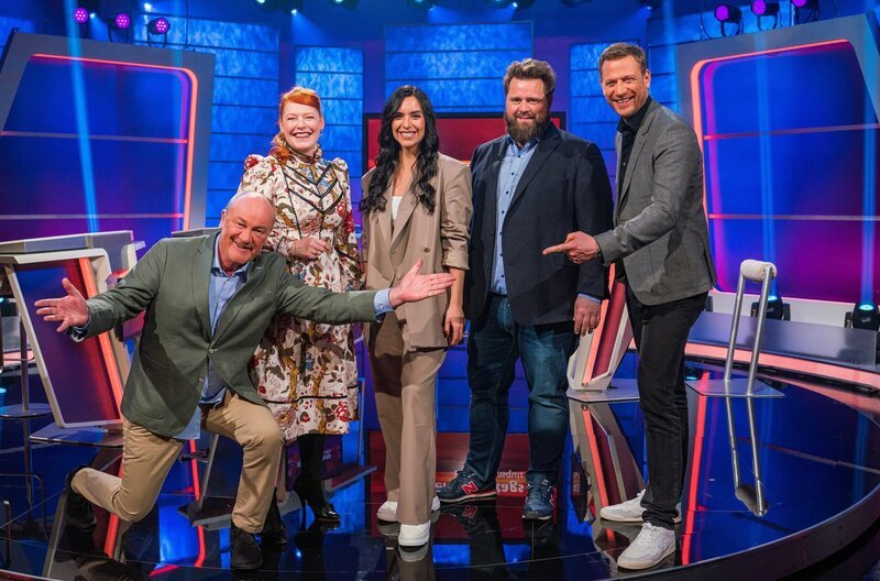 Wer wird ‚Meister des Alltags‘? v. li.: Rateteam Bodo Bach und Enie van de Meiklokjes oder Jessica Schöne und Antoine Monot Jr.? Moderator Florian Weber findet es mittels kniffeliger Fragen heraus. – Bild: SWR/​Christian Koch