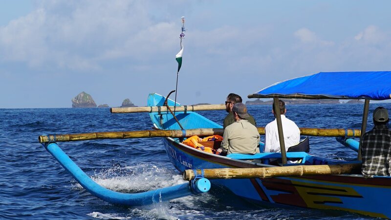 Forrest Galante and crew members ride a dugout canoe to reach an isolated forest in eastern Java. – Bild: Discovery Communications