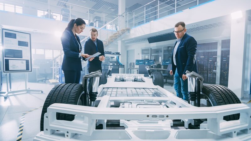 Der klassische Verbrennungsmotor steht vor dem Aus. Zugleich verkaufen sich E-Autos nur schleppend. Doch wohin geht die Fahrt? Vor allem die klassischen Standorte der Autoindustrie sind herausgefordert, Antworten zu finden. – Bild: gorodenkoff /​ iStock