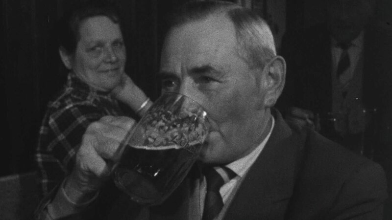 Das alte Bier muss weg ’Äì auch in diesem Wirtshaus in Dorfen. – Bild: BR