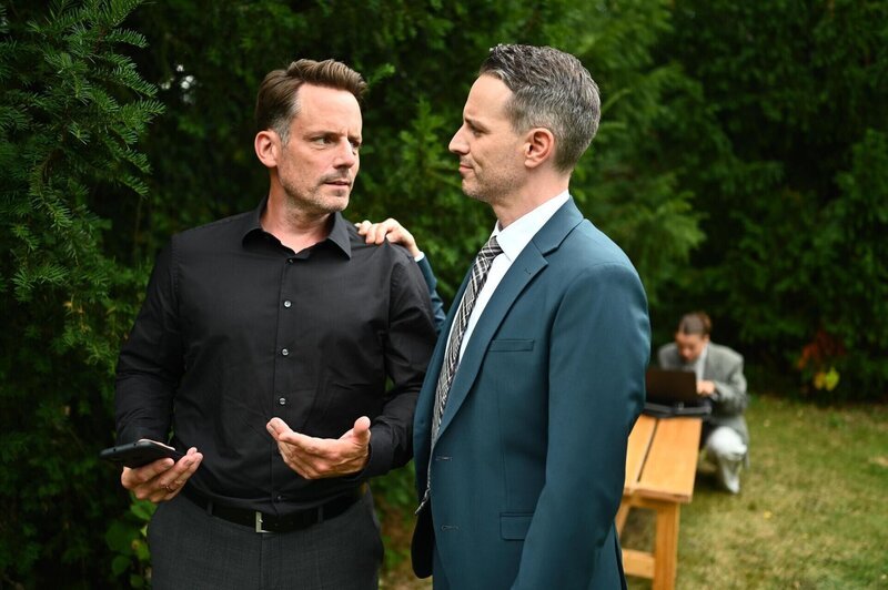Kilian (Marc Dumitru, r.) und Lucie (Julia Wiedemann, hinten) schaffen es nicht, Infos zu bekommen. Links Justus (Matthias Brüggenolte). – Bild: RTL /​ Julia Feldhagen