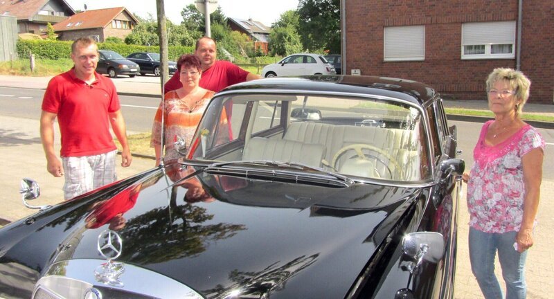 Vor zwei Jahren starb der geliebte Ehemann von Marlies (64, re.). Er war leidenschaftlicher Oldtimer-Sammler und vermachte seiner Frau eine stolze Sammlung. Nachdem sie den Entschluss gefasst hat sich von den Erbstücken ihres Gatten zu trennen, bittet sie ihren Schwiegersohn Ingo (43, 2.v.re.) um Hilfe. Doch der ist mit dieser Aufgabe auch überfordert. Sein letzter Ausweg: Der RTL II-Trödeltrupp (li.: Otto Schulte) – Bild: RTL II