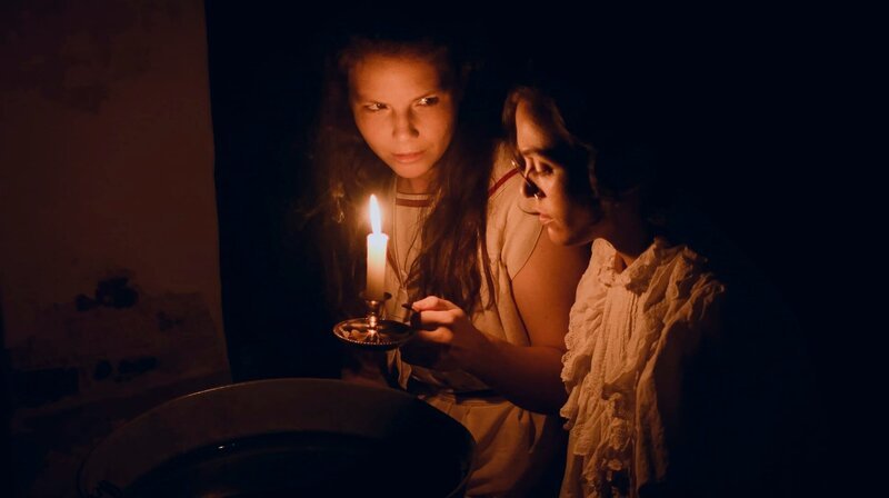 Ida von Kummerveldt (Leonie Rainer, l) und Luise von Kummerveldt (Milena Straube, r) – Bild: rbb/​WDR/​Goldstoff Filme/​ABBYLL