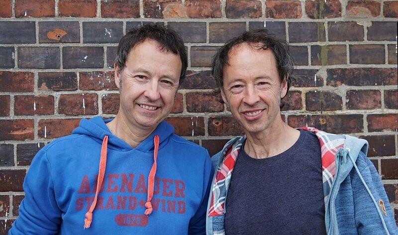 Frederick (l.) und Gerrit Braun – Bild: RTL /​ Miniaturwunderland Hamburg /​ Stresstest im Wunderland