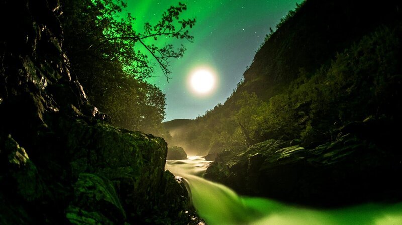 Die Aurora borealis taucht selbst Flüsse und Bäche in ein magisches Licht. – Bild: NDR/​nautilusfilm