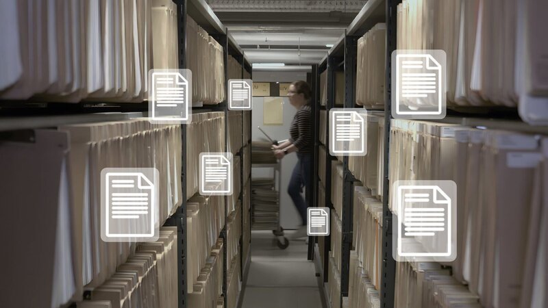 Digitalisierungsstau in der Verwaltung: Laut einer Civey-Umfrage von April 2023 im Auftrag des ZDF sehen 63,8 Prozent der Befragten den größten Digitalisierungsbedarf bei Ämtern und Behörden. – Bild: Honorarfrei – nur für diese Sendung bei Nennung ZDF und real&fiction, Norman Laryea.