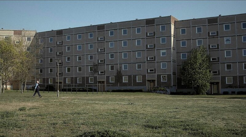 Horst Baitz ist 55 Jahre alt, Raucher und Single. Einsam lebt er in einer Platte am Rande der Stadt Brandenburg an der Havel. Was bedeutet es im Alter einsam zu sein und wie kann es gelingen, nicht den Lebensmut zu verlieren? – Horst Baitz wohnt in der ‚Platte‘ am Rand von Brandenburg-Havel. – Bild: rbb/​Unterholz Filmkollektiv