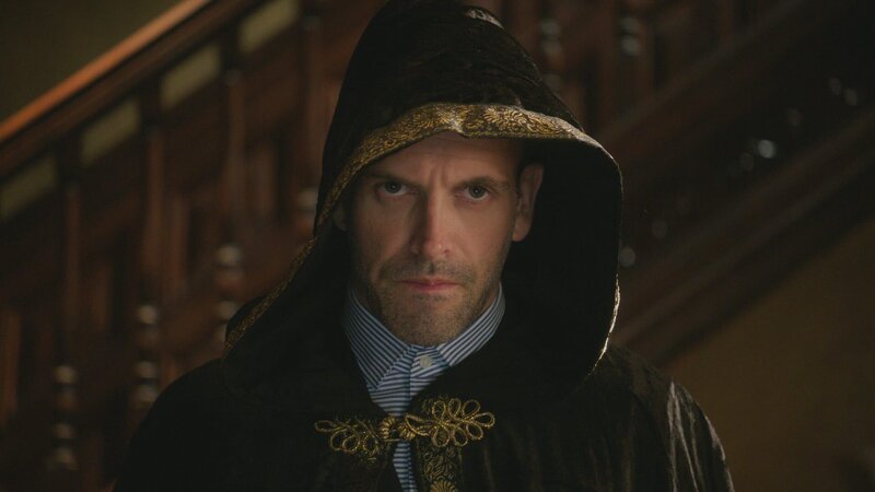 Als sich eine zufällige Schießerei als geplantes Attentat entpuppt, muss Sherlock (Jonny Lee Miller) mit seinem Vater zusammenarbeiten, um den Fall lösen zu können … – Bild: Kabel Eins
