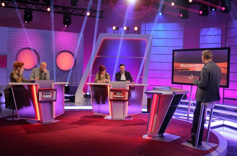 ARD/​SWR MEISTER DES ALLTAGS, „Das Wissensquiz“, Moderator Florian Weber begrüßt die Rateteams: Enie van de Meiklokjes und Bodo Bach sowie Alice Hoffmann und Giovanni Zarrella. – Bild: Peter A. Schmidt
