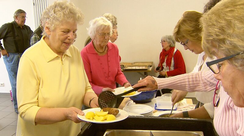 In Wendeburg bei Braunschweig kochen Hausfrauen einmal im Monat für die Senioren im Dorf. Denn gemeinsam schmeckt es besser. – Bild: BR/NDR/Michael Nieberg In Wendeburg bei Braunschweig kochen Hausfrauen einmal im Monat für die Senioren im Dorf. Denn gemeinsam schmeckt es besser. – Bild: BR/NDR/Michael Nieberg