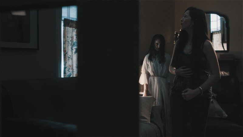 A ghost behind pregnant woman – Bild: Blue Ant Media