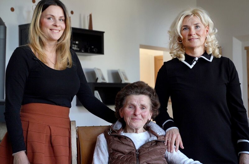 Familie Löwenberg/Rönsch aus Eisenhüttenstadt: Drei Generationen Ost berichten über ihre Erfahrungen in der Radio Bremen-Dokumentation „Als Mutti arbeiten ging – 70 Jahre Gleichberechtigung“. – Bild: Radio Bremen/Rainer Krause Familie Löwenberg/Rönsch aus Eisenhüttenstadt: Drei Generationen Ost berichten über ihre Erfahrungen in der Radio Bremen-Dokumentation „Als Mutti arbeiten ging – 70 Jahre Gleichberechtigung“. – Bild: Radio Bremen/Rainer Krause