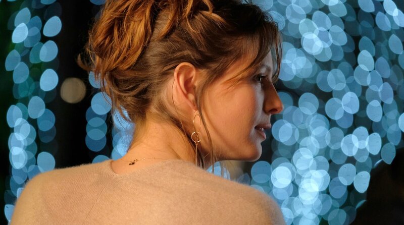 Olivia (Joséphine Japy) spielt leidenschaftlich gern Klavier. – Bild: MDR/Studiocanal Olivia (Joséphine Japy) spielt leidenschaftlich gern Klavier. – Bild: MDR/Studiocanal