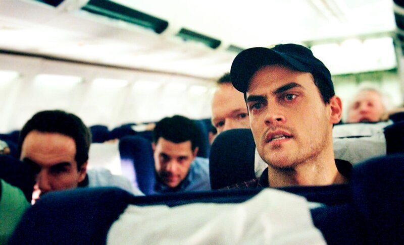 Der Passagier Mark Bingham (Cheyenne Jackson) muss mit ansehen, wie vier Terroristen das Flugzeug in ihre Gewalt bringen. – Bild: KinoweltTV Der Passagier Mark Bingham (Cheyenne Jackson) muss mit ansehen, wie vier Terroristen das Flugzeug in ihre Gewalt bringen. – Bild: KinoweltTV