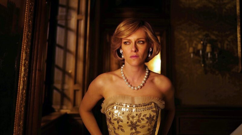 Sie möchte dem goldenen Käfig entfliehen: Lady Diana (Kristen Stewart) mag ihre Perlenkette nicht. – Bild: ARD Degeto/DCM Film Distribution Sie möchte dem goldenen Käfig entfliehen: Lady Diana (Kristen Stewart) mag ihre Perlenkette nicht. – Bild: ARD Degeto/DCM Film Distribution