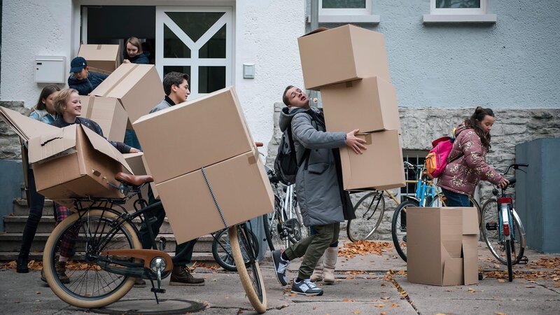 Plötzlich muss alles ganz schnell gehen und die Schüler brechen zu ihrem geheimen Plan C auf. (v.l.n.r.: Luna Kuse, Sinan El Sayed, Fridolin Sommerfeld, Madeleine Haas) – Bild: MDR/​Saxonia Media/​Felix Abraham