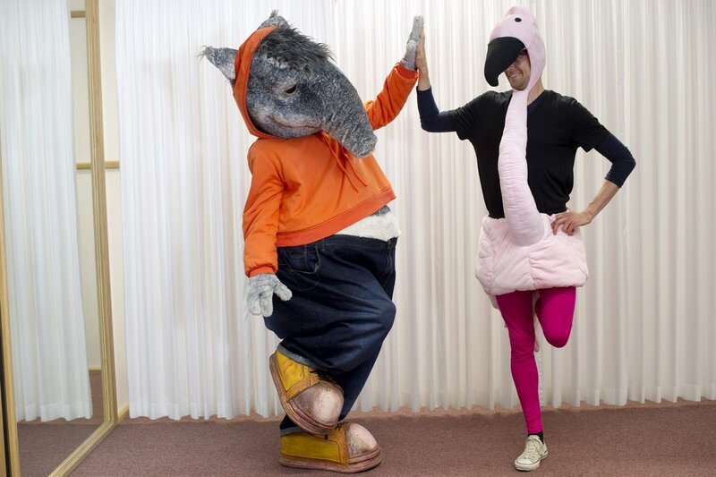 Wie gerne wäre der TanzTapir ein bunter Flamingo und könnte elegant auf einem Bein stehen. – Bild: KiKA/​MingaMedia