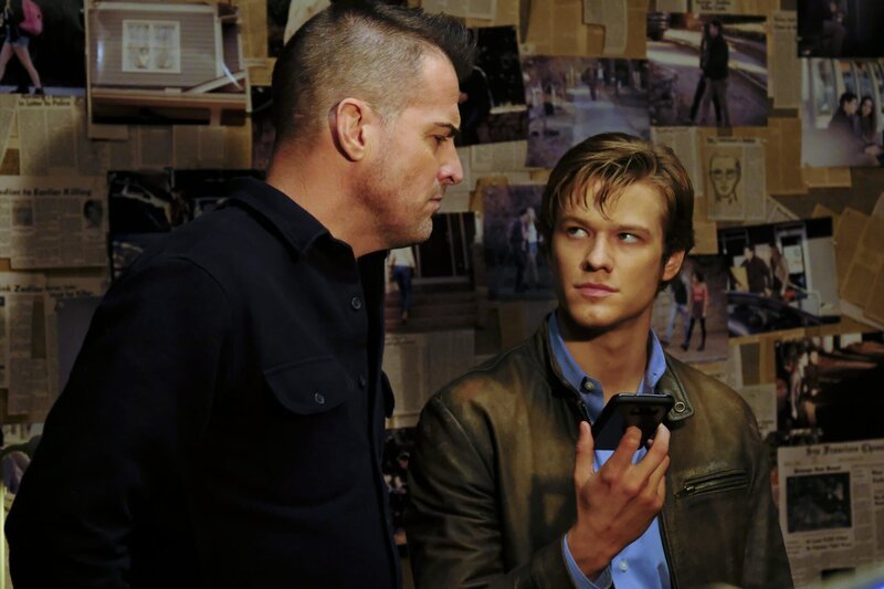 Treibt der Zodiac-Killer wieder sein Unwesen? Nach dem Tod des Patenkindes von Phoenix Foundation-Chefin Matty Webber, suchen MacGyver (Lucas Till, r.) und Jack Dalton (George Eads, l.) den brutalen Serienkiller. Können sie ihn finden? – Bild: Guy D’Alema