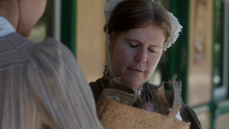 Evelina Marmon übergibt ihr Baby an Amelia Dyer. Die Pflegemutter verspricht, das Kind für einen ansehnlichen Geldbetrag gut zu versorgen. – Bild: Warehouse 51 Productions /​ ZDF