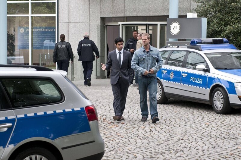 (3. Staffel) – Während Andreas (Maximilian Grill, l.) hofft, Fercherts Platz einnehmen zu können, will Mick (Henning Baum) unbedingt nah an seinen „Kunden“ bleiben. Doch dann wird die Nachfolge ganz anders entschieden … – Bild: Martin Rottenkolber