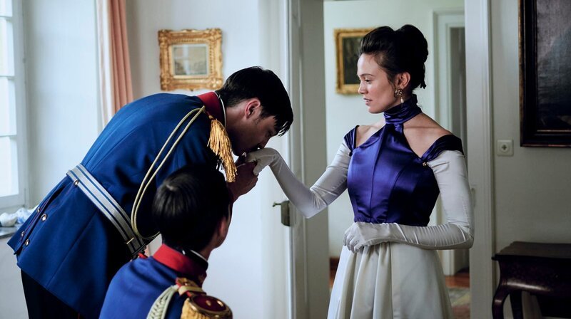 Dr. Albert Knecht (Niklas Bruhn, l) und Luise von Kummerveldt (Milena Straube, r) – Bild: rbb/​WDR/​Goldstoff Filme/​ABBYLL