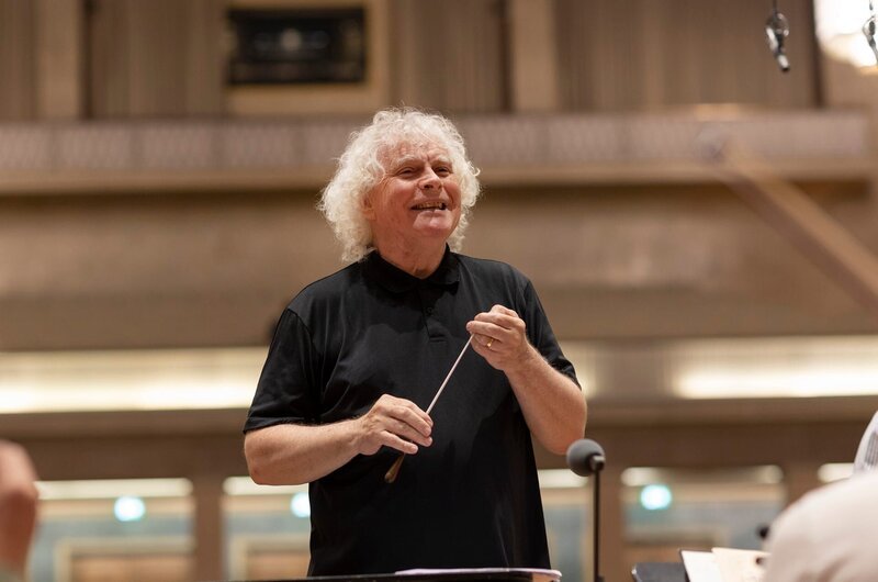 Sir Simon Rattle. – Bild: Astrid Ackermann /​ ZDF und BR