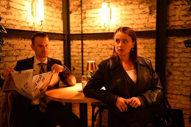 Kilian (Marc Dumitru) und Lucie (Julia Wiedemann) wollen sich Justus vermeintliche Komplizin vornehmen. – Bild: Foto: RTL /​ Julia Feldhagen