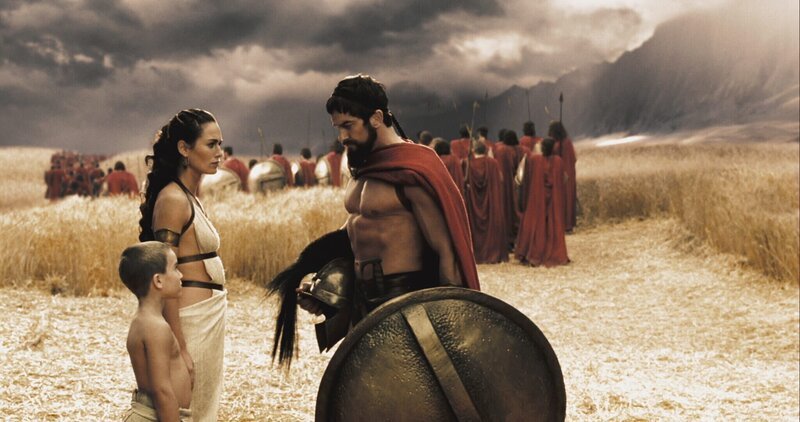Giovani Cimmino (Pleistarchos), Lena Headey (Königin Gorgo), Gerard Butler (König Leonidas). – Bild: TM & © Warner Bros. Entertainment Inc. Lizenzbild frei
