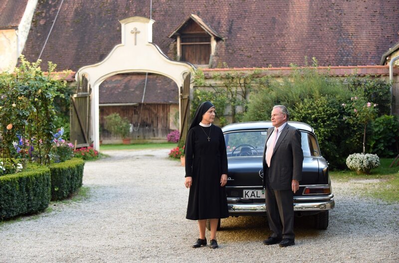 Schwester Hanna versucht aufs hartnäckigste, Wöller Informationen zu entlocken. – Bild: ARD/​Barbara Bauriedl