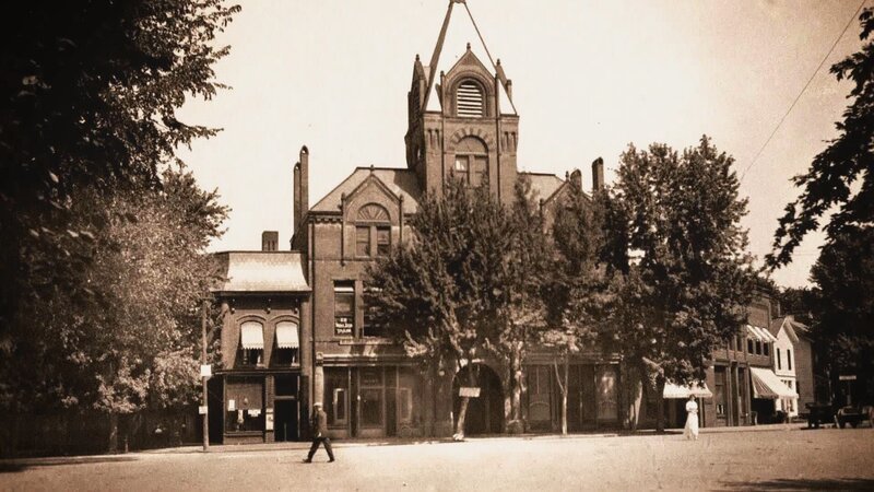 The Twin City Opera House was built in 1892 in the sleepy town of McConnelsville, Ohio – Bild: TLC