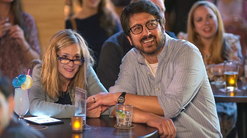 Emilys Eltern Beth (Holly Hunter) und Terry (Ray Romano) finden Kumails Auftritt sehr unterhaltsam. – Bild: ARD Degeto/While you were comatose, LLC/Nicole Rivelli Emilys Eltern Beth (Holly Hunter) und Terry (Ray Romano) finden Kumails Auftritt sehr unterhaltsam. – Bild: ARD Degeto/While you were comatose, LLC/Nicole Rivelli
