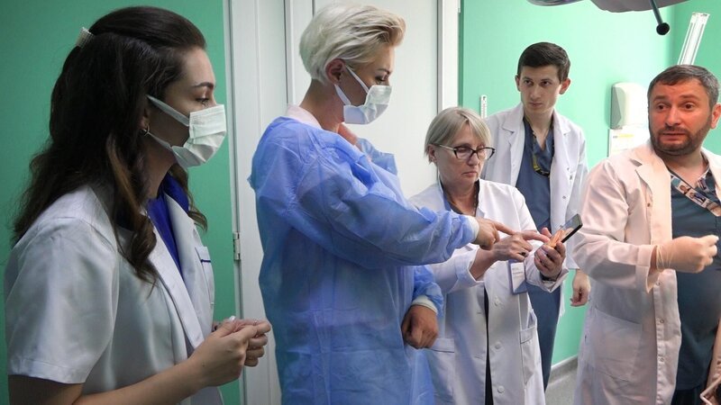 Doc Caro (2.v.l.) mit Mitarbeitern des Eliava Instituts in Tiflis. – Bild: RTL
