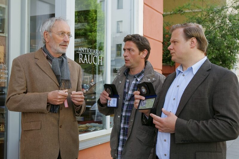 Die Cops Lind (Tom Mikulla, Mitte.) und Hartl (Michael A. Grimm, r.) glauben, dass sich Antiquar Anton Rauch (Frieder Venus, l.) vom Opfer betrogen fühlte und den Hausbesitzer umgebracht hat. – Bild: Christian A. Rieger