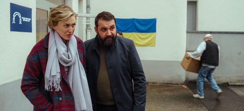 Karla (Franziska Machens) und Eren (Sahin Eryilmaz) besprechen sich vor der Flüchtlingsunterkunft. – Bild: Christian Mario Löhr /​ ZDF
