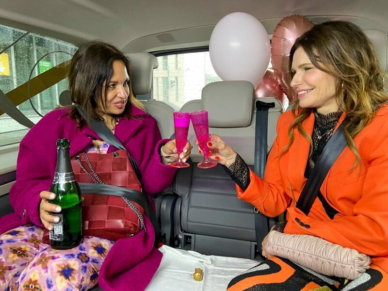 Kandidatin Janeth (l.), Shoppingbegleitung Tabea Heynig – Bild: RTL /​ Constantin Ent.