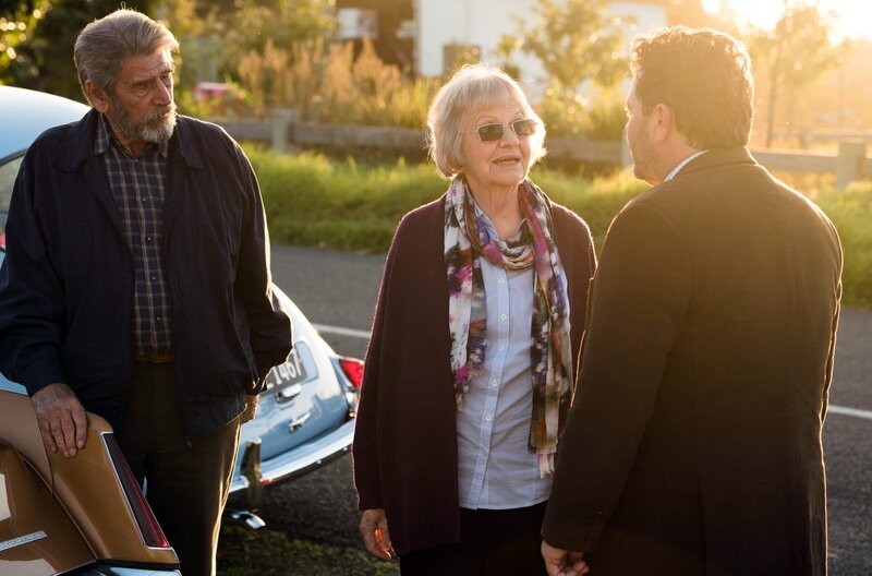 Zeugenhinweis für Shepherd (Neill Rea): Mrs Marlowe (Elizabeth Mcrae) und Edward (Ken Blackburn) haben etwas gesehen. – Bild: ARD Degeto/​South Pacific Pictures & all3media International