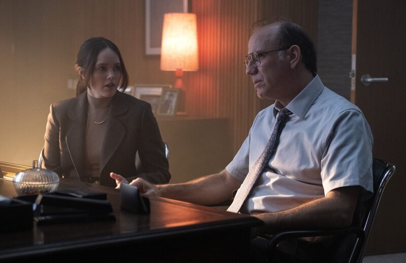 Clarice Starling (Rebecca Breeds, l.); Murray Clarke (Nick Sandow, r.) – Bild: CBS Broadcasting Inc. /​ Brooke Palmer