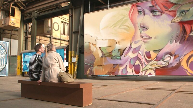 Daniel Aßmann zusammen mit Insiderin Theresa Huber im Straat Street Art Museum in Amsterdam. – Bild: WDR/​Fernsehkraft UG