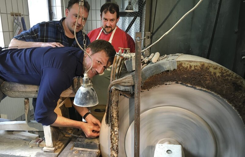 Jens Hübschen auf dem Arbeitsplatz von Steinschleifer Thorsten Brunke in Fischbach, einer von ganz wenigen Liegendschleifern in der Region. – Bild: BR/​SWR/​Isa Kilwink