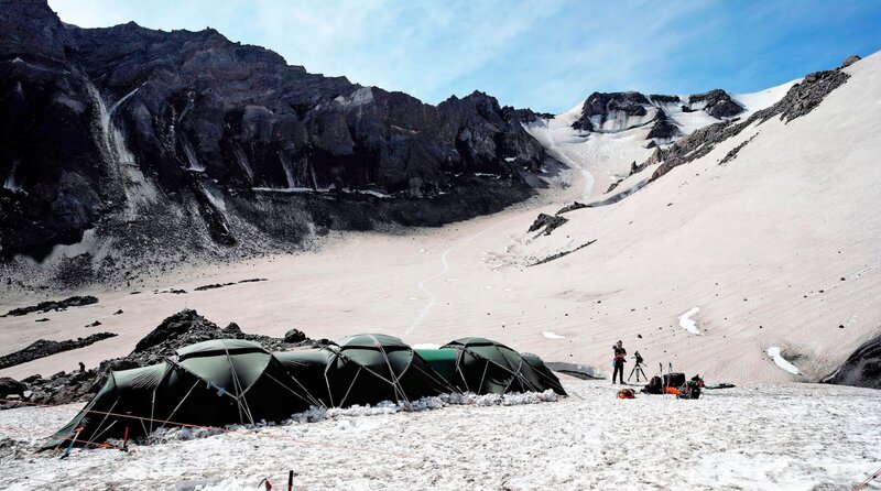 Das Expeditionsteam hat mitten im Vulkankrater des Mount St. Helens seine Basis aufgebaut. – Bild: phoenix/ZDF/Ralf Gemmecke Das Expeditionsteam hat mitten im Vulkankrater des Mount St. Helens seine Basis aufgebaut. – Bild: phoenix/ZDF/Ralf Gemmecke