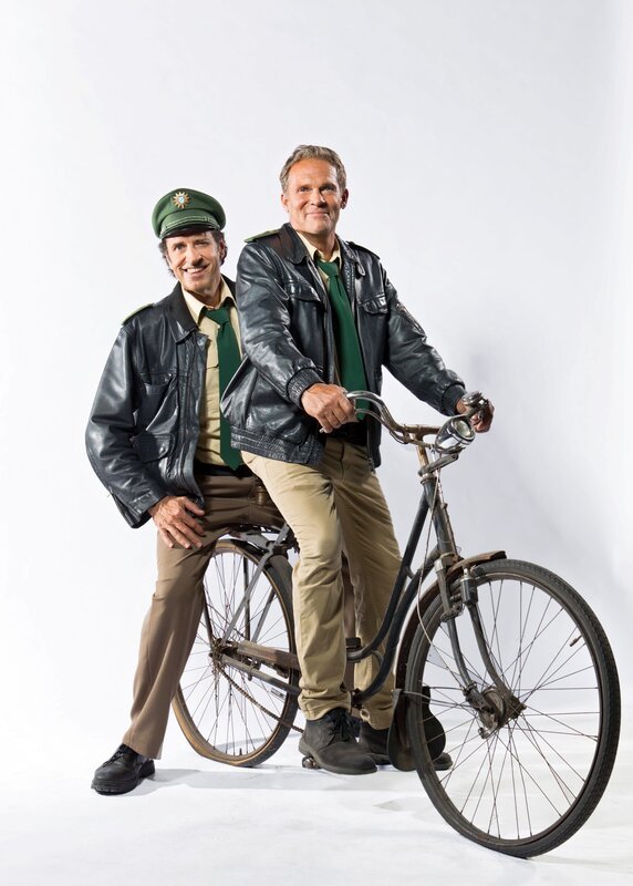 Hubert (Christian Tramitz, links) und Staller (Helmfreid von Lüttichau) ermitteln im Fall Josef Brunner. War es wirklich ein Suizid? Tatsächlich hatten am Ableben von Josef Brunner mehr als eine Person Interesse. Hubert (Christian Tramitz, links) und Staller (Helmfreid von Lüttichau, Mitte) sprechen mit Sepp Reitbacher (Wolfgang Zechmayer) über den Toten. Von links: Polizeirat Reimund Girwidz (Michael Brandner), Pathologin Dr. Anja Licht (Karin Thaler), Johannes Staller (Helmfried von Lüttichau), Franz Hubert (Christian Tramitz), Polizeioberwachtmeisterin Sonja Wirth (Annett Fleischer) und Polizeimeister Martin Riedl (Paul Sedlmeir). Staller (Helmfreid von Lüttichau, links) versucht den Freitod von Josef Brunner (Komparse, liegend) nachzustellen. Hubert (Christian Tramitz) wundert sich ein bisschen über seinen Kollegen. Die beiden Hauptdarsteller Franz Hubert (Christian Tramitz, rechts) und Johannes Staller (Helmfried von Lüttichau, links). – Bild: BR/​TMG/​Chris Hirschhäuser